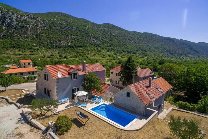 Villa for 8 personer, med balkon og pool i Makarska Riviera
