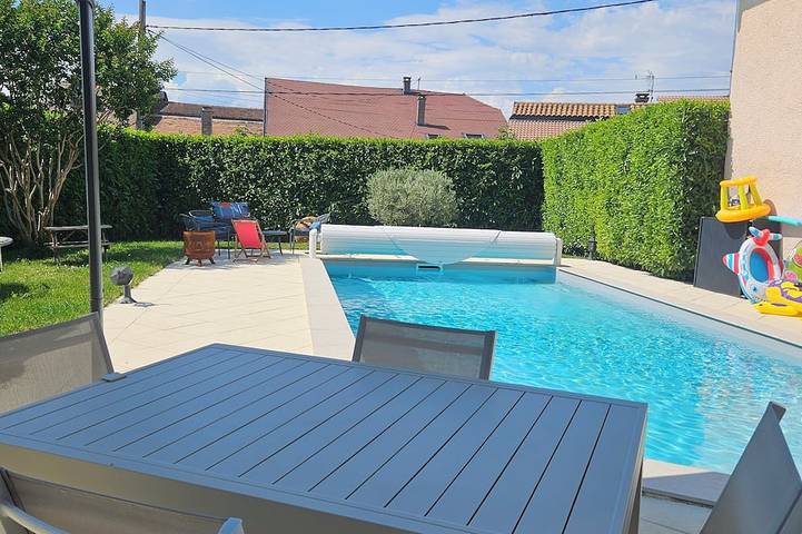 Location de vacances pour 4 personnes, avec jardin à Brenthonne