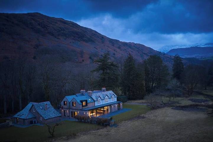 Holiday rental for 16 people, with terrace and garden as well as hot tub, with pets in Eskdale