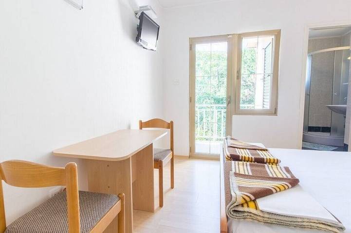 Ganze Wohnung, Ferienwohnungen und Zimmer Nikica,, Baška, hr in Vela plaža, Baska