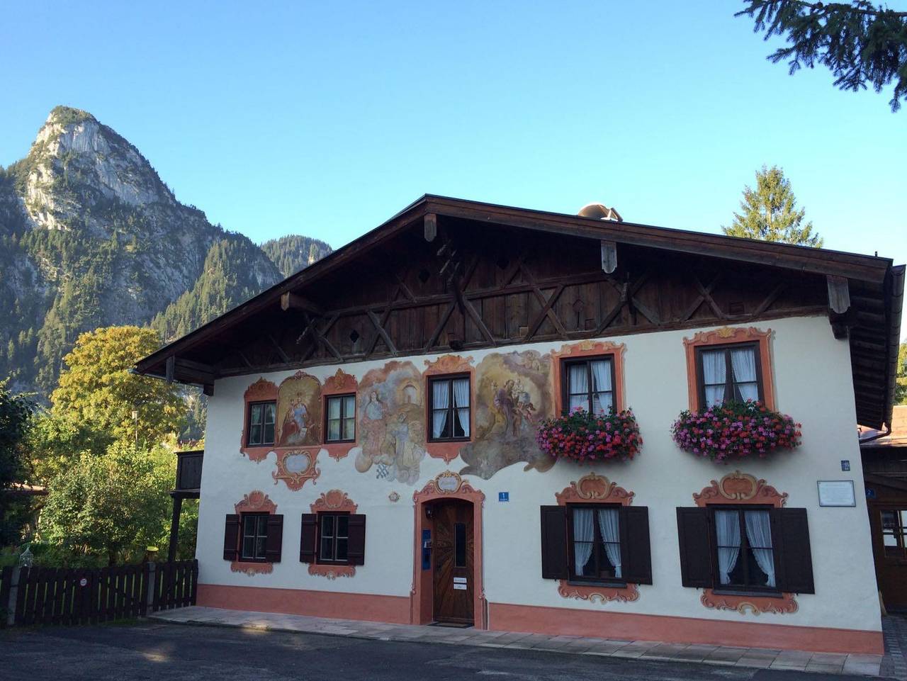 Ganze Ferienwohnung, Ferienwohnungen im Lüftlmalereck, Mussldomahaus - Ferienwohnung "Sonnengelb" in Oberammergau, Bayerische Alpen