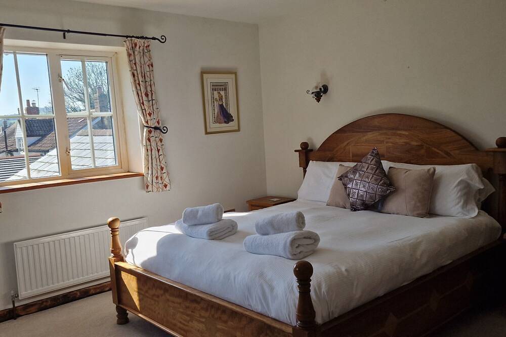 Spacious Family & Group Retreat | Sleeps 10 | Hot Tub & Games Room | Dorset in Dorset
