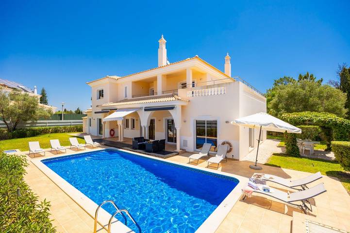Villa for 8 people, with garden and terrace in Quarteira