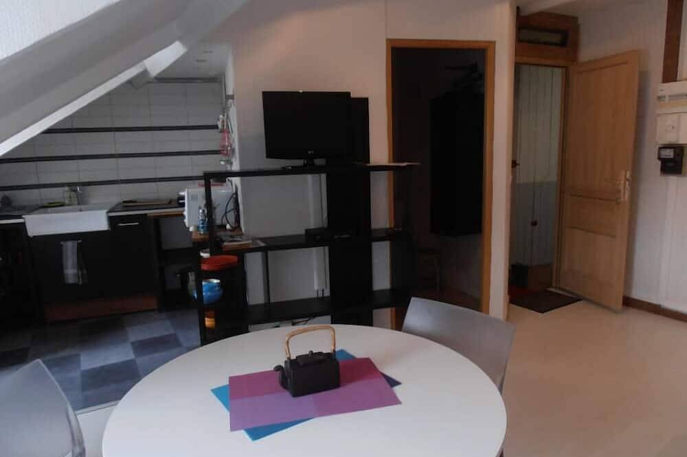 Entire apartment, Very bright and quiet apartment overlooking a small shopping square in Le Palais, Côte des Mégalithes