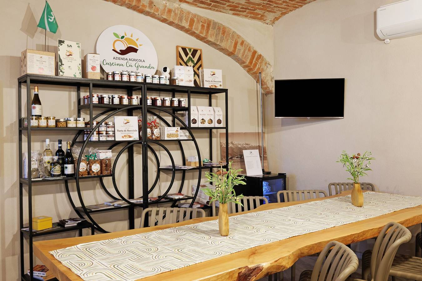 Boerderij 'Al Campo Del Nocciolo Agriturismo' met Uitzicht op Bergen, Wi-Fi en Airco in Busca, Provincie Cuneo