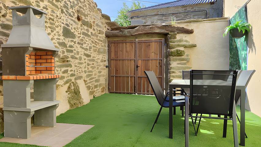 Holiday Home 'Alcobilla Lake' with Mountain View, Shared Garden and Balcony in San Justo, Zamora Province