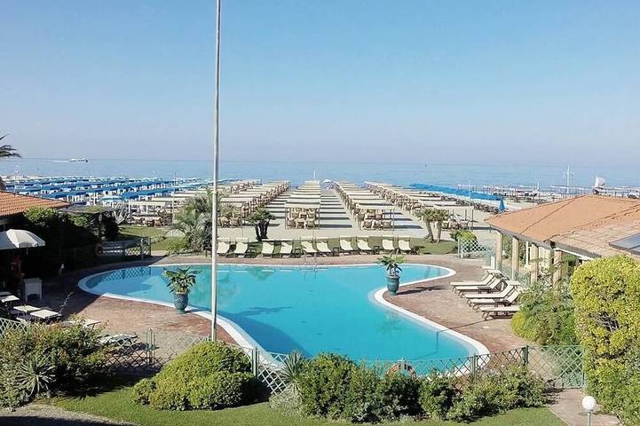 Ferienhaus für 4 Personen, mit Terrasse und Whirlpool sowie Garten und Pool - 1