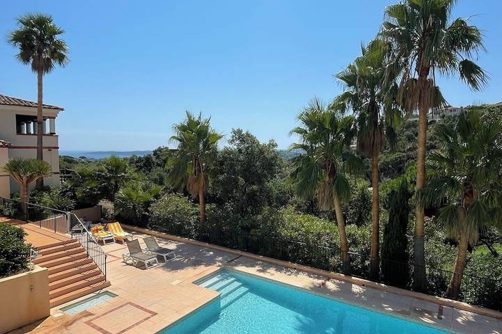 Location de vacances pour 5 personnes, avec terrasse et piscine dans Golf Bluegreen Sainte-Maxime