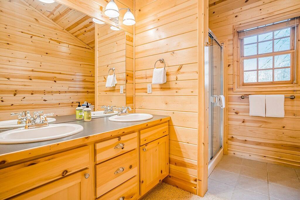 Classic Family Cabin W/ Screened Deck, Free Wifi & Hot Tub in Allegan County