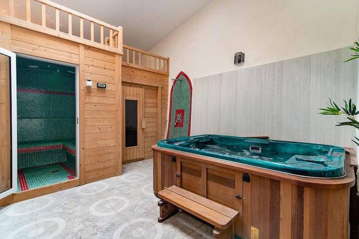 Location de vacances pour 18 personnes, avec Jacuzzi ainsi que Terrasse et Sauna à La Baume-de-Transit
