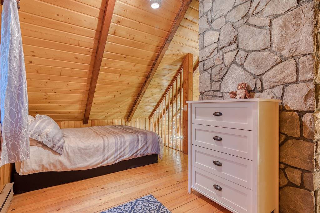Charming, riverfront cabin with fireplace - dog-friendly in Welches, Mount Hood