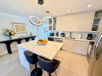 Vacation Rental for 6 Guests in Middle River, Wilton Manors, Picture 3