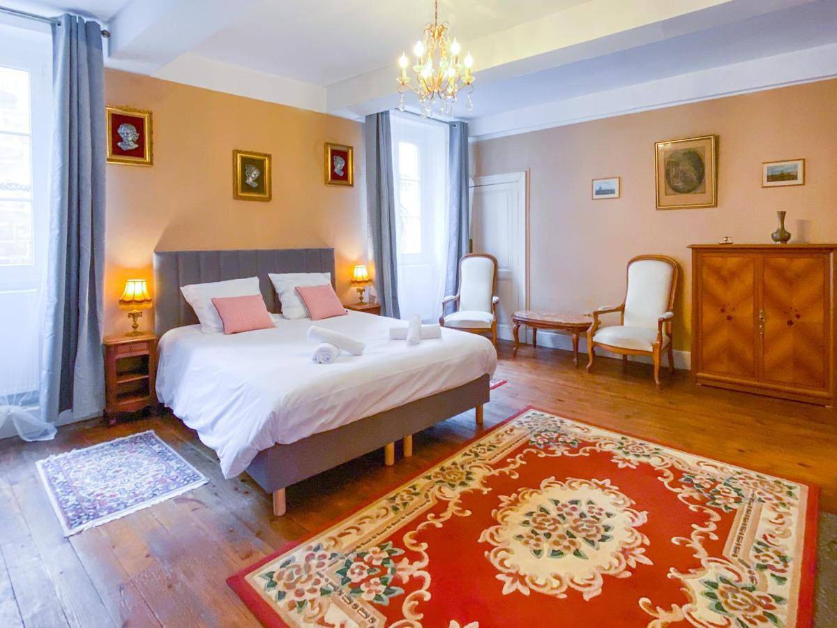 Deluxe Queen Room in Nogaro, Gers