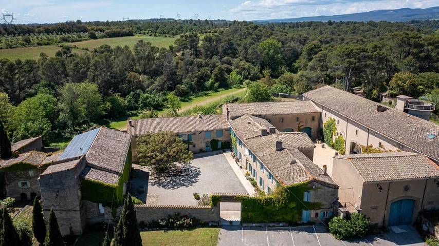 Location de vacances pour 14 personnes, avec terrasse et piscine à Laure-Minervois