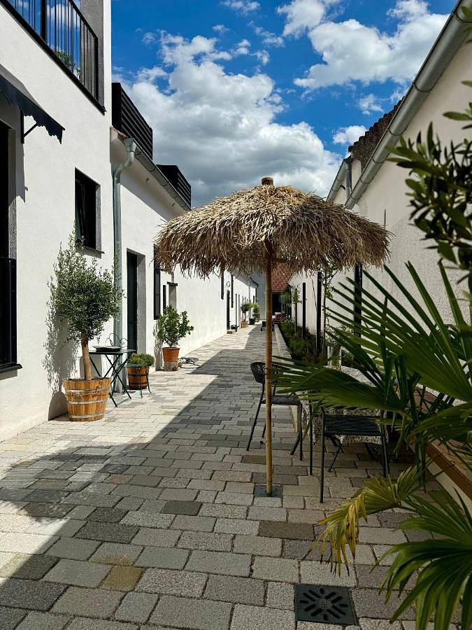 Ferienwohnung für 6 Personen, mit Balkon und Terrasse sowie Garten und Pool in Weiden am See