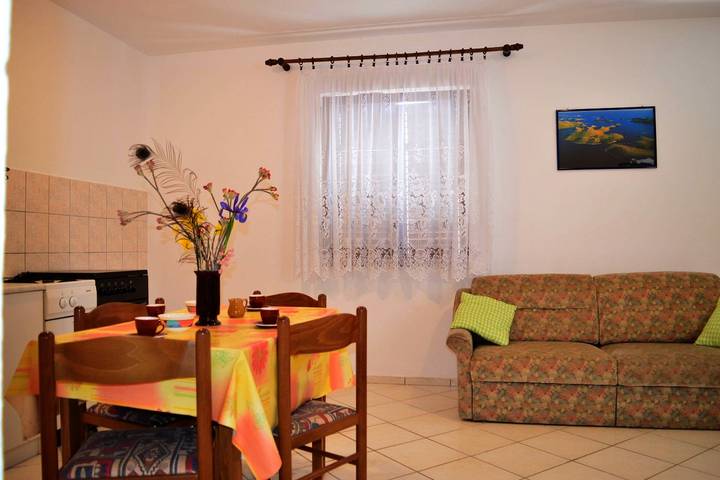 Ganze Wohnung, Wohnung Desni mit Balkon in der Nähe des Meeres in Pakostane, Zadar