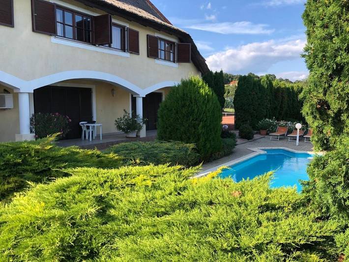 Ferienwohnung für 4 Personen, mit Ausblick und Garten sowie Seeblick und Pool in Revfülöp