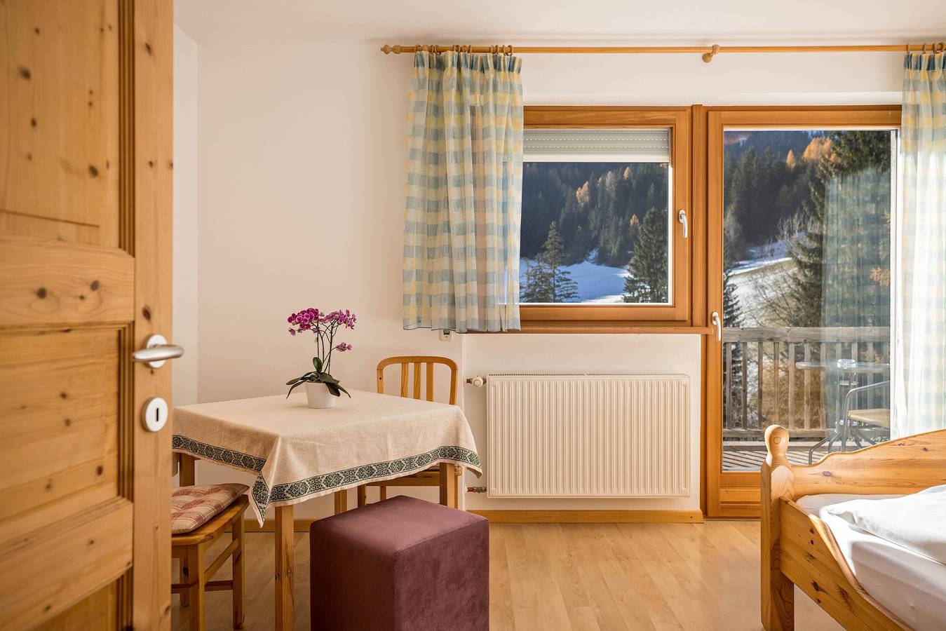 Ganze Wohnung, Bnb Lettnerhof – Balcony Familysuite. Mitten im Grünen, Südbalkon, Bergblick, Wlan. in Welsberg-Taisten, Östliche Dolomiten