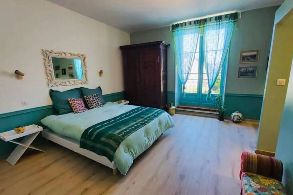 In the colors of Commarin Chambre Verte in Commarin, Beaune region