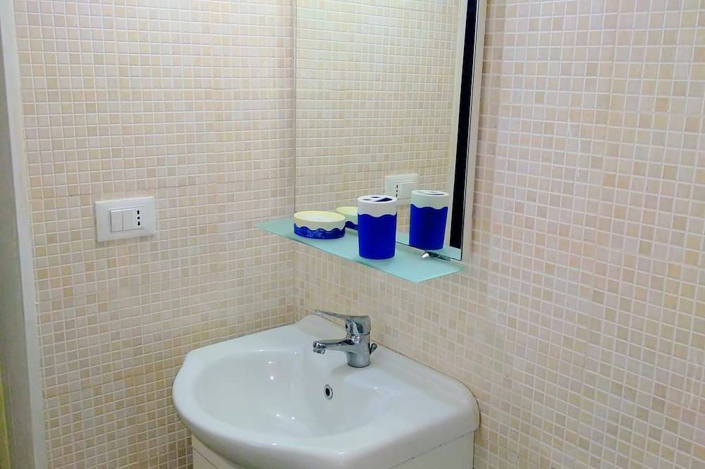 Castro: Haus mit großem Garten und privatem Zugang zum Meer in Castro (Lecce), Lecce Provinz