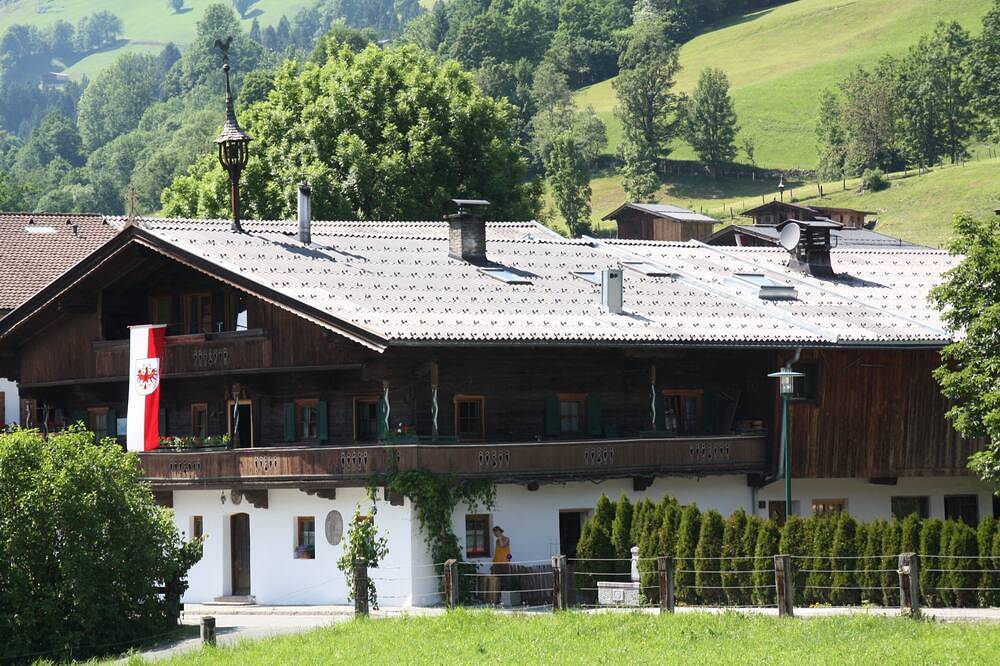 Der \"Alte Hof\" - Liebevoll sanierter Bauernhof - Bestlage Brixen it. in Brixen im Thale, Kaisergebirge