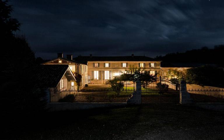 Gîte pour 6 personnes, avec vue ainsi que jardin et piscine à Boisredon