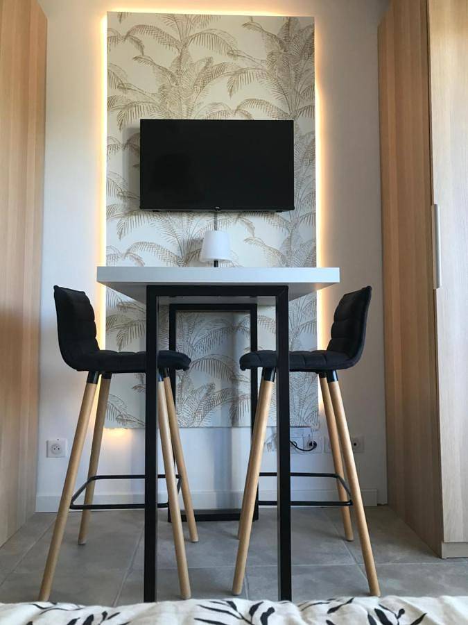 Gîte pour 2 personnes, avec vue ainsi que terrasse et piscine à Saint-Mathieu-de-Tréviers - 4