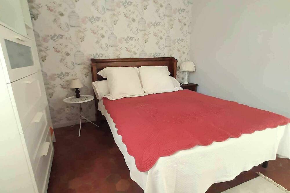 Appartement entier, T2 au calme bien desservi Proche d'Avignon, du parc aquatique de Monteux in Entraigues-sur-la-Sorgue, Vaucluse