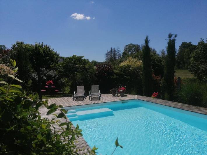 Cottage pour 4 personnes, avec terrasse ainsi que piscine et jardin dans Navenne