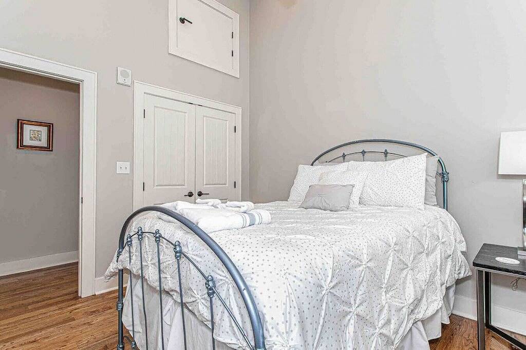 Ganze Wohnung, Luxury Corner Condo ~ Walk to Old City in Knoxville, Knox County (TN)