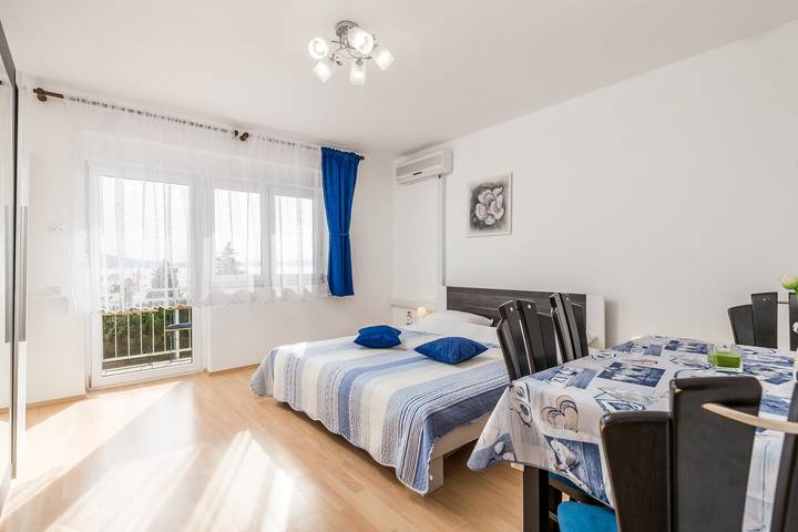 Ganze Wohnung, 1-Zimmer-Ferienwohnung mit Balkon und Meerblick Klenovica, Novi Vinodolski A-5575-a in Klenovica, Primorje-Gorski Kotar