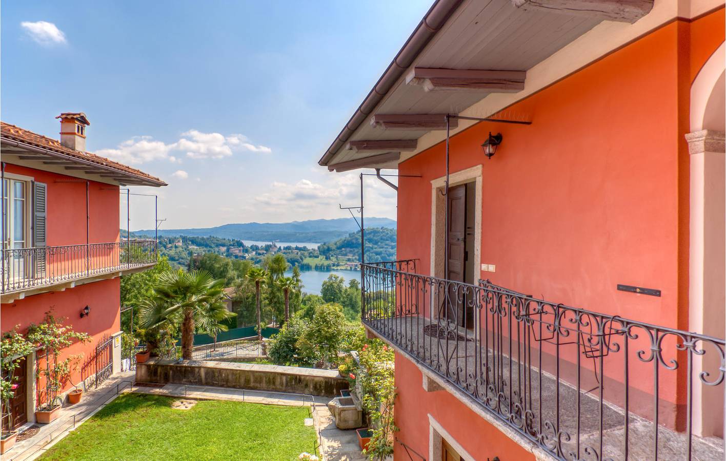 Ganze Ferienwohnung, Wohnung mit Außenpool in der Nähe des Lago d'Orta in Carcegna, Miasino Gemeinde