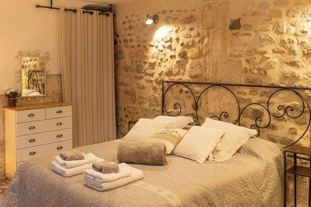 Appartement entier, Joli appartement provençal sur Patio. Au coeur du village d'Eyragues in Eyragues, Région d'Arles