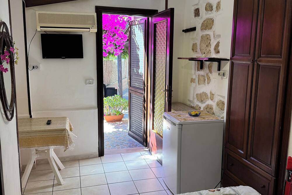 Double room with private bathroom in Santa Domenica, Vibo Valentia Province