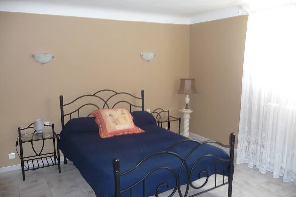 Apartamento entero, Spacious apartment in villa with large private garden and terrace near the sea in Anglet, Region de Bayona