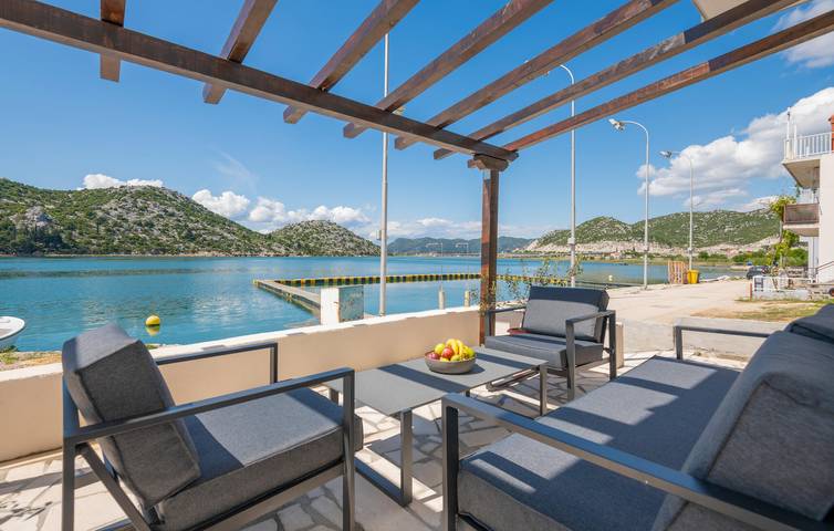 Ganze Ferienwohnung, Apartment mit Meerblick, Terrasse und Parkplatz in der Nähe der Neretva in Rogotin, Dubrovnik-Neretva