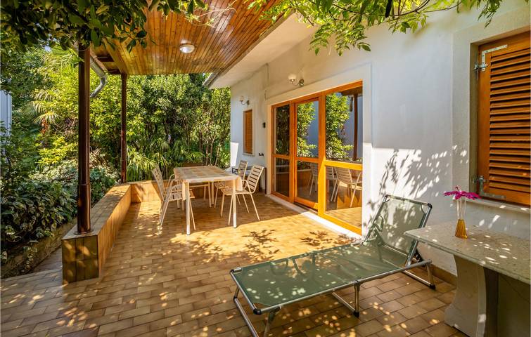 Gemütliche Ferienwohnung mit Terrasse, Parkplatz und WLAN – 1 km vom Strand entfernt in Crikvenica, Primorje-Gorski Kotar