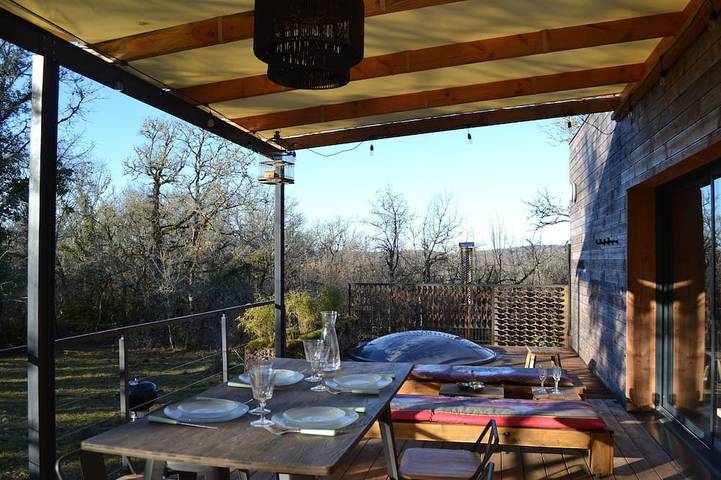 Gîte pour 4 personnes, avec Jacuzzi ainsi que Terrasse et Jardin à Esclauzels