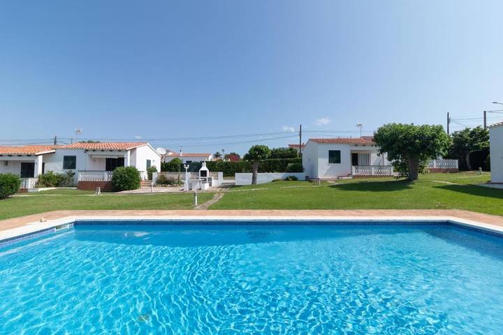 Location de vacances pour 6 personnes, avec Balcon et Terrasse ainsi que Jardin et Piscine à Cala en Porter