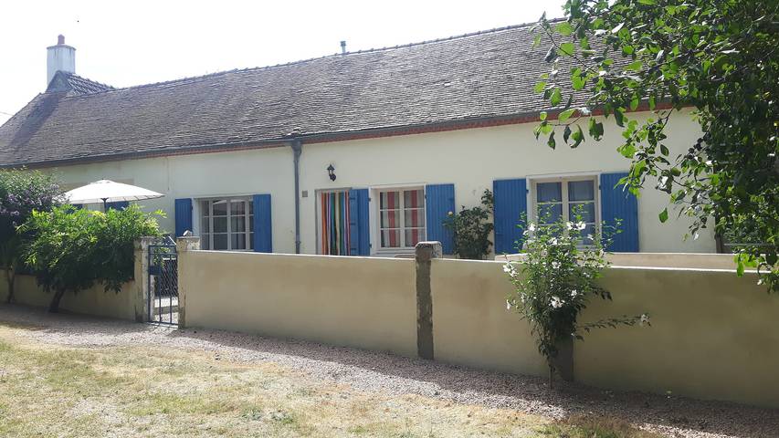Gîte pour 5 personnes, avec piscine, adapté aux familles à Saint-Aubin-le-Monial