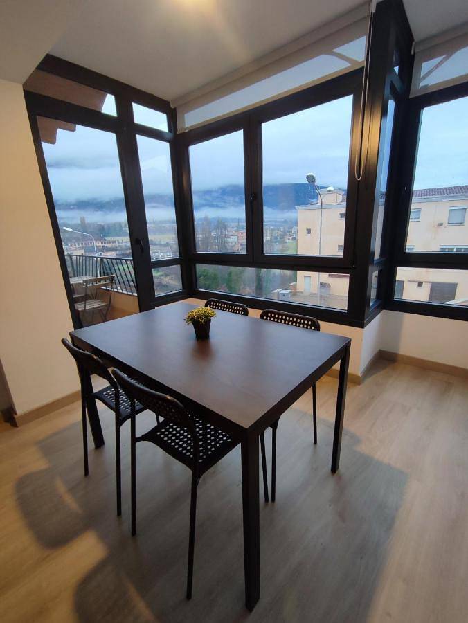 Gîte pour 6 personnes, avec balcon et vue à Àger - 4