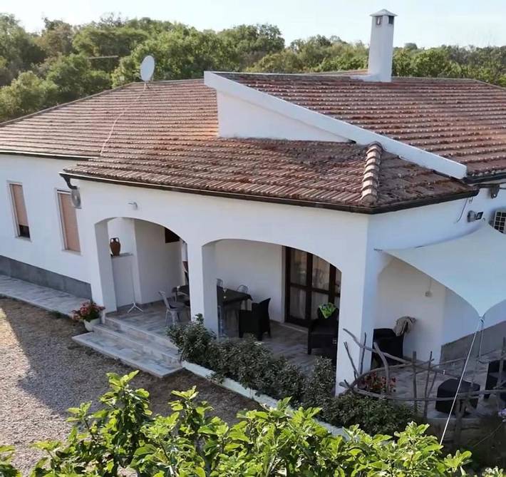 Location de vacances pour 6 personnes, avec jardin ainsi que piscine et vue à Sant'Antonio di Gallura