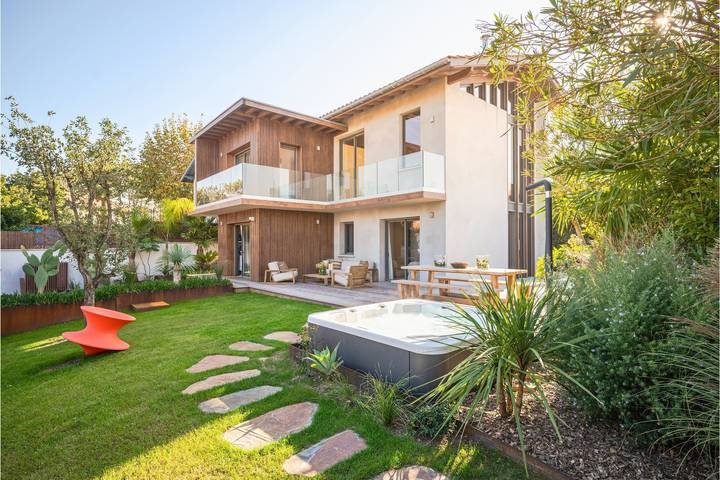 Villa pour 8 personnes, avec jacuzzi ainsi que jardin et piscine au Pays basque