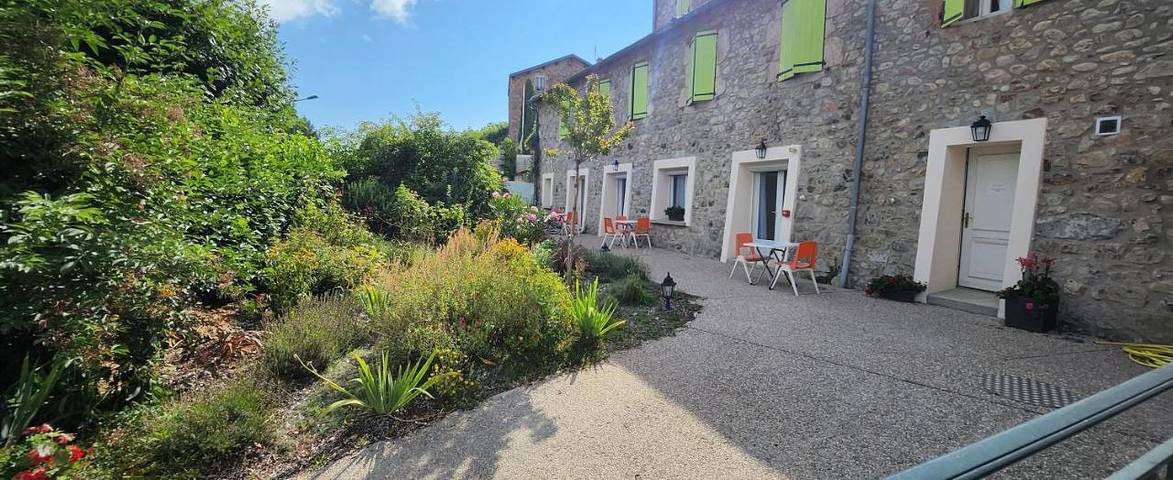 Hôtel pour 3 personnes, avec terrasse ainsi que jardin et piscine, animaux acceptés à Lamastre - 2