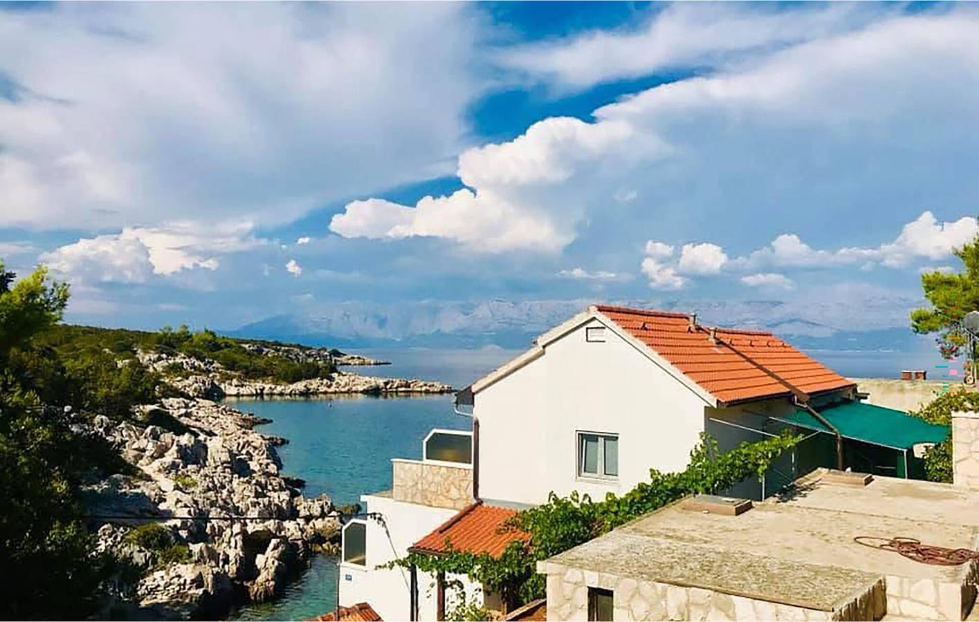 Geräumige 200 m² große Wohnung mit Terrasse, Parkplatz und WLAN – 100 m von der Küste entfernt in Hvar