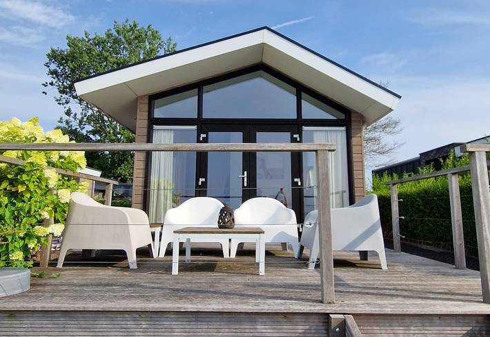 Ferienhaus für 4 Personen, mit Balkon/Terrasse und Terrasse sowie Garten in Bovenkarspel