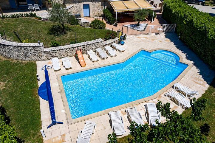 Gîte pour 4 personnes, avec piscine ainsi que jardin et balcon à Divajeu