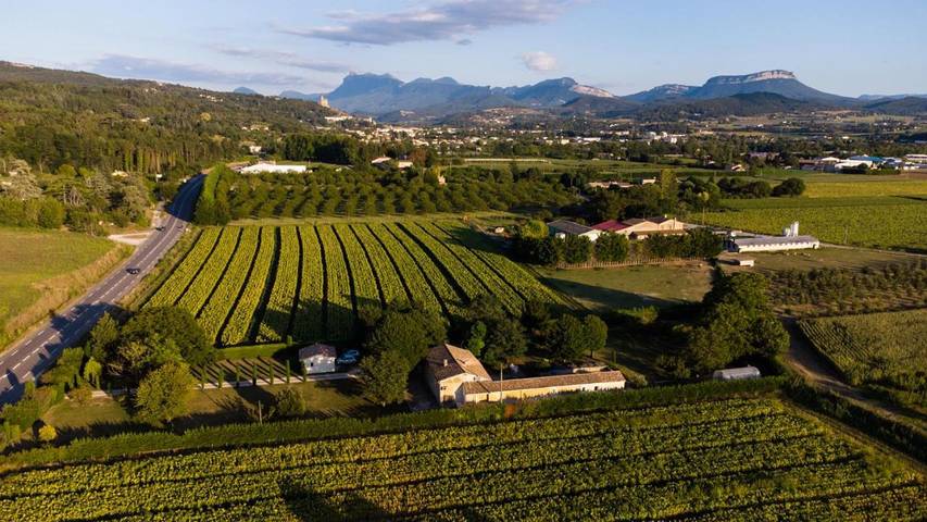 Location de vacances pour 2 personnes, avec vue ainsi que jardin et piscine, animaux acceptés à Crest - 4