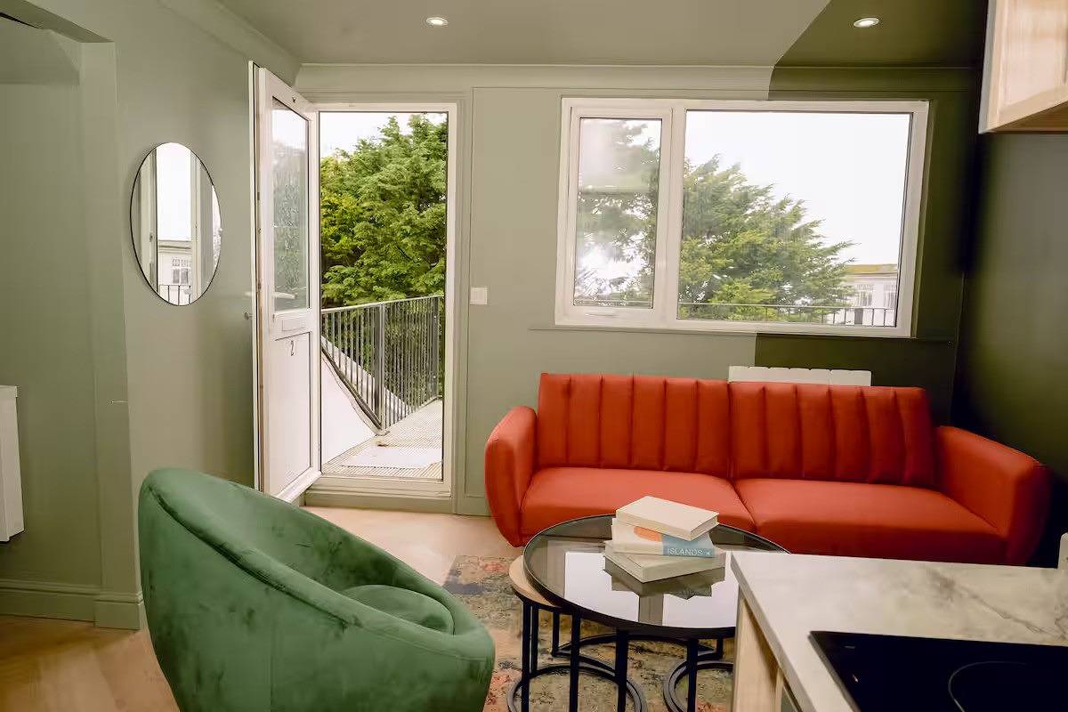 Entire holiday apartment, 1 Bedroom Apartments Sleeps 3 - Balcony - Pets Ok in Carbis Bay, Cornwall