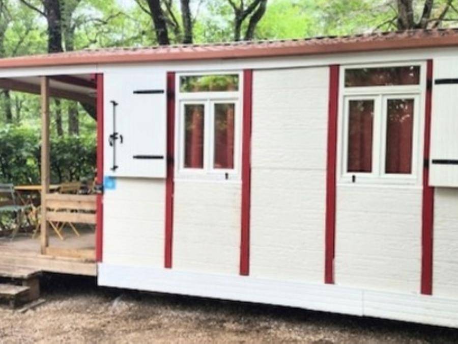 Flower Camping De la Plage - Chalet 4 persons - Confort 27m² 2 bedrooms + covered terrace 7m² - Tv 4 pers in Saint-Cirq-Lapopie, Causses du Quercy Regional Nature Park